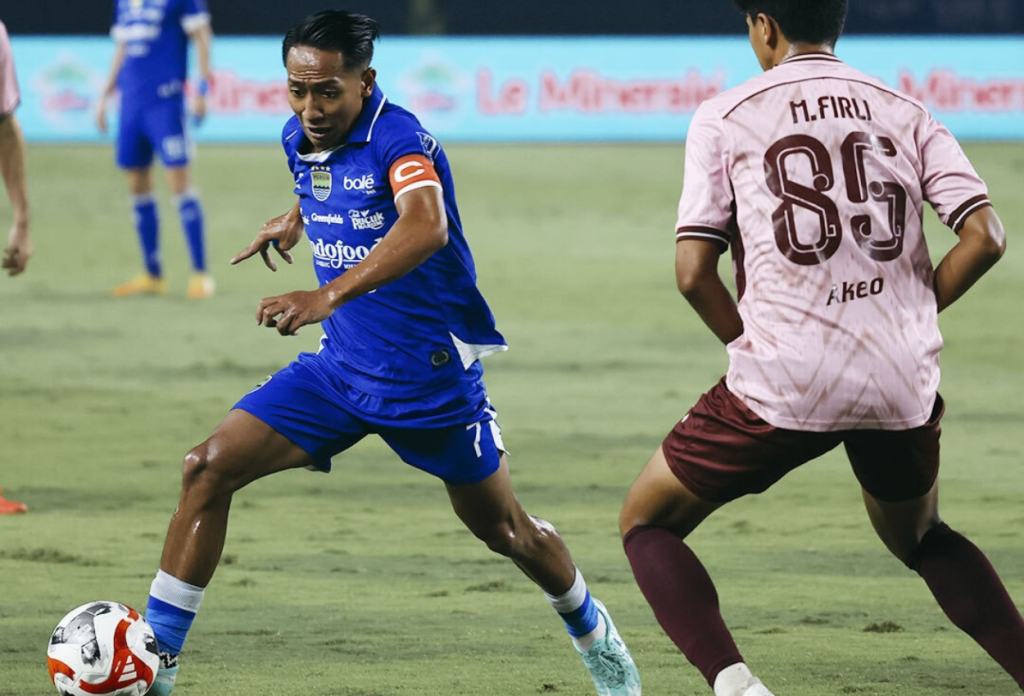 Bungkam Persik 3-0, Persib Kokoh di Puncak Klasemen